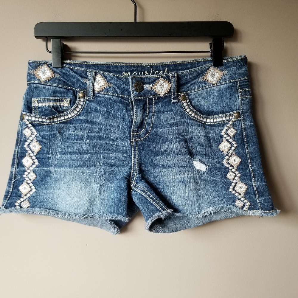 Maurices | Embroidered Denim Shorts Size 3/4